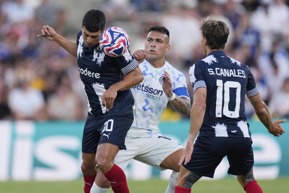 巴萨球迷再次在诺坎普比赛第10分钟集体高喊梅西的名字！